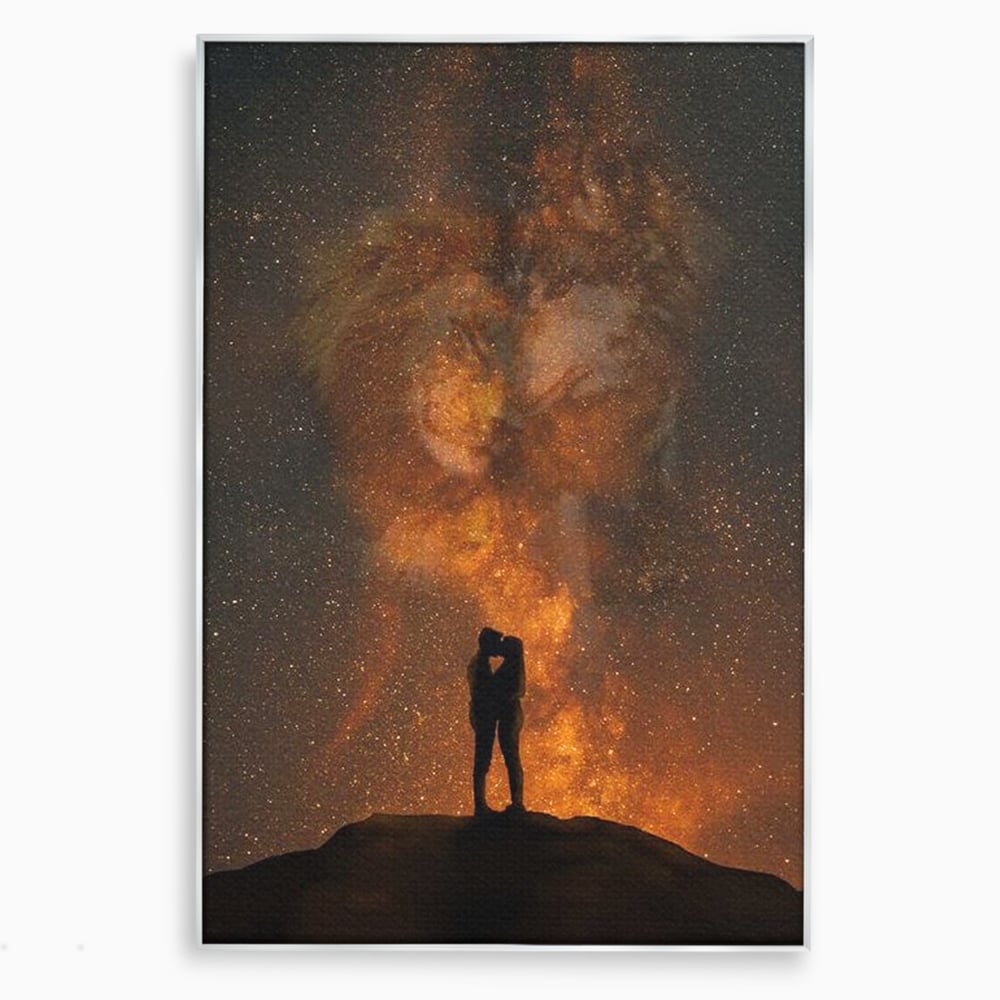 Tablou canvas cu tablou canvas cu siluete de indragostiti si constelatii, in rama de aluminiu argintiu